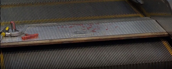 Bố mải buộc dây giày, bé trai 1 tuổi ngã sấp mặt vào thang cuốn trung tâm mua sắm, 3 ngón tay bị kẹt đứt lìa-4