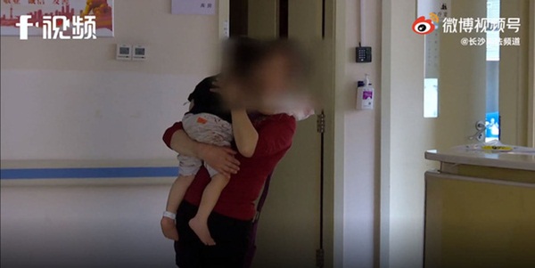 Bố mải buộc dây giày, bé trai 1 tuổi ngã sấp mặt vào thang cuốn trung tâm mua sắm, 3 ngón tay bị kẹt đứt lìa-5