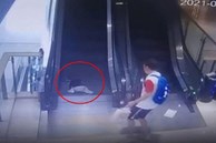 Bố mải buộc dây giày, bé trai 1 tuổi ngã sấp mặt vào thang cuốn trung tâm mua sắm, 3 ngón tay bị kẹt đứt lìa