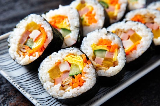 Học làm cơm cuộn trứng thơm ngon chuẩn người Hàn