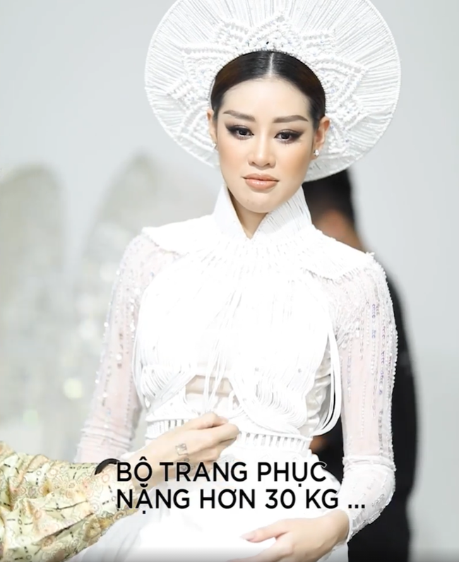 Fan lo lắng vì Khánh Vân tiết lộ gặp chấn thương khi mặc trang phục dân tộc trước bán kết Miss Universe 2020-3