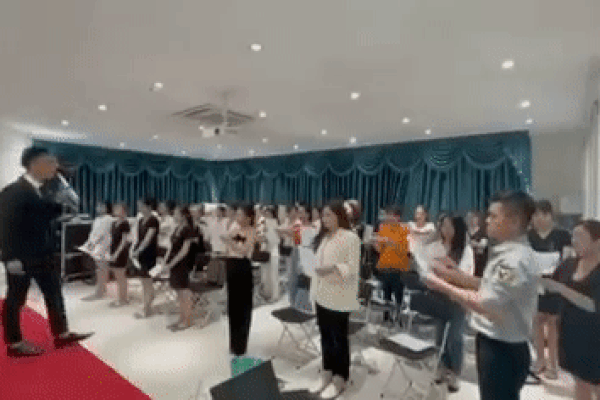 Hàng chục nhân viên TMV AMIDA không đeo khẩu trang gào thét dạy nhau kiếm tiền khi dịch bùng phát, sau đó trở thành 