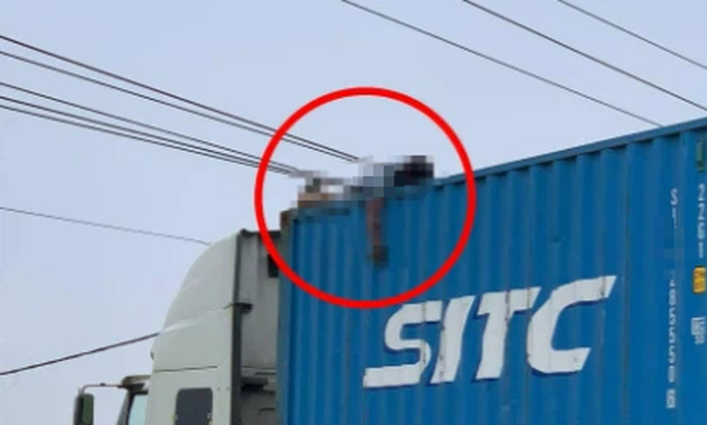 Trèo lên gỡ dây điện, khoảnh khắc tài xế bị giật tử vong trên thùng container khiến ai cũng rụng rời-1