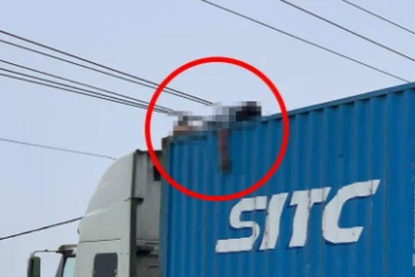 Đang chờ sang đường, xe container bị ô tô đầu kéo quệt vào gây hư hỏng nặng-1