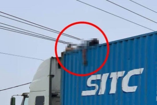 Trèo lên gỡ dây điện, khoảnh khắc tài xế bị giật tử vong trên thùng container khiến ai cũng rụng rời