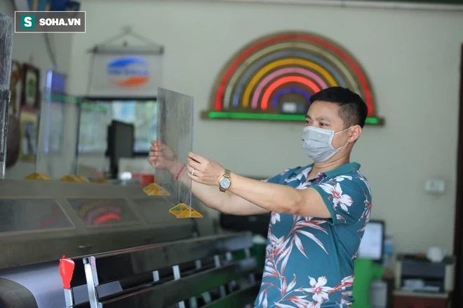 Kiếm chục triệu/ngày nhờ cắt tấm mica làm vách ngăn trong suốt, bán đắt hàng không tưởng-1