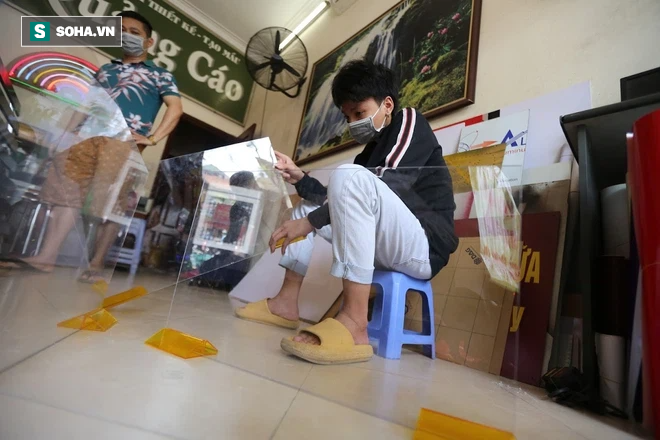 Kiếm chục triệu/ngày nhờ cắt tấm mica làm vách ngăn trong suốt, bán đắt hàng không tưởng-4