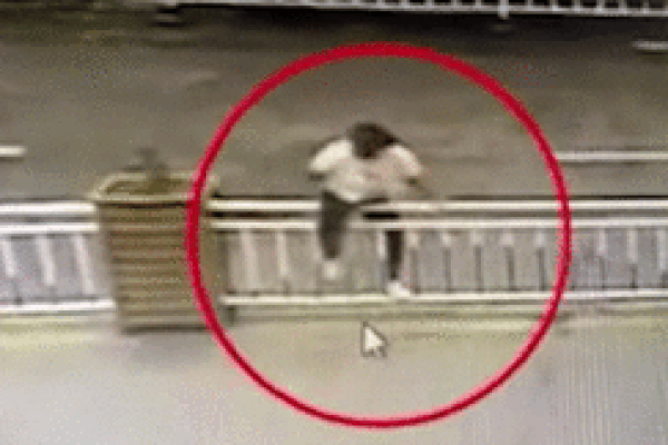 Trèo qua rao chắn sang đường, cô gái gặp tai nạn nhớ đời