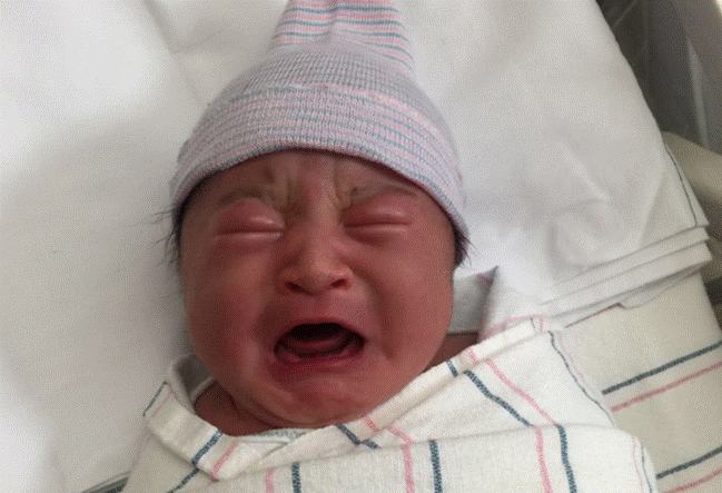 Mẹ sinh con gầy gò nhìn em bé béo tròn giường kế bên mà thèm khát, mẹ chồng nói một câu khiến cô con dâu tròn mắt kinh ngạc-1