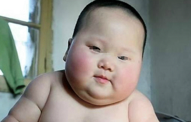 Mẹ sinh con gầy gò nhìn em bé béo tròn giường kế bên mà thèm khát, mẹ chồng nói một câu khiến cô con dâu tròn mắt kinh ngạc-4