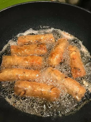 Sau khi gói nem, đừng đem chiên ngay mà làm thêm bước này đảm bảo khi rán sẽ giòn tan-4