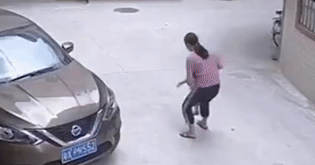 Bé gái suýt chết dưới bánh ô tô, đoạn clip ghi lại hành động trước đó của người mẹ gây phẫn nộ-2