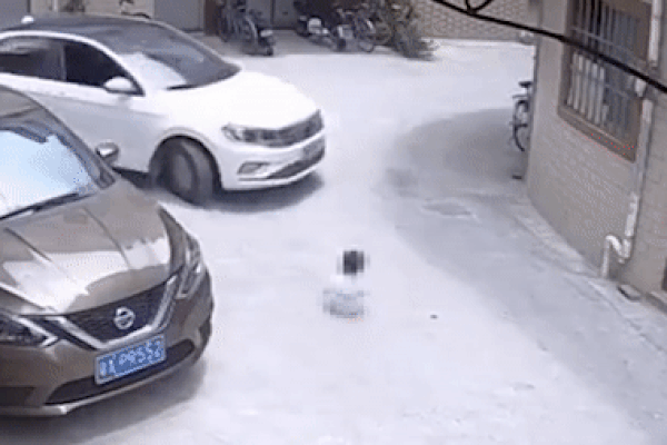 Bé gái suýt chết dưới bánh ô tô, đoạn clip ghi lại hành động trước đó của người mẹ gây phẫn nộ