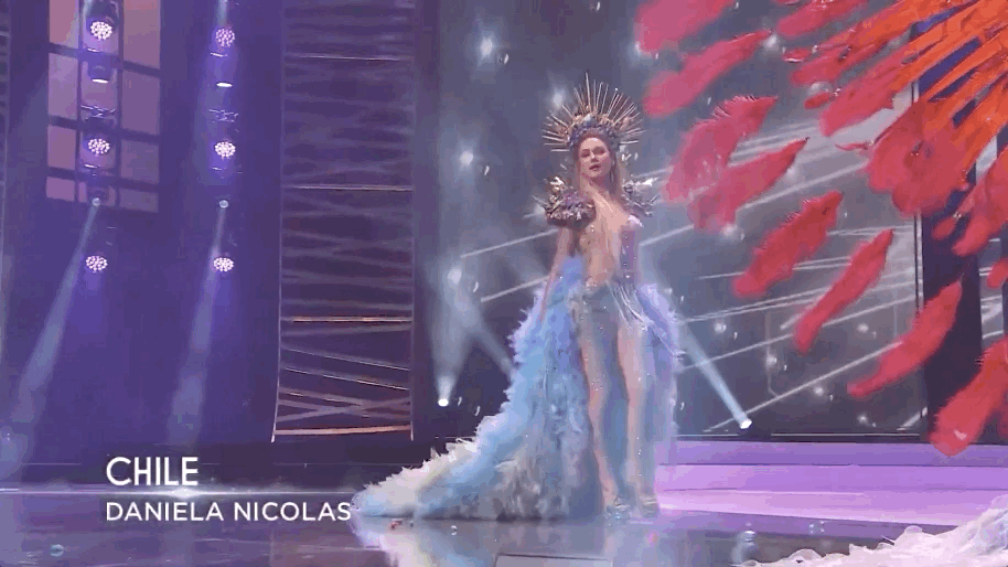 Đêm thi quốc phục Miss Universe: Khánh Vân một mình cặm cụi trong hậu trường, dàn đối thủ mạnh bắt đầu tung hết 100% sức lực-1