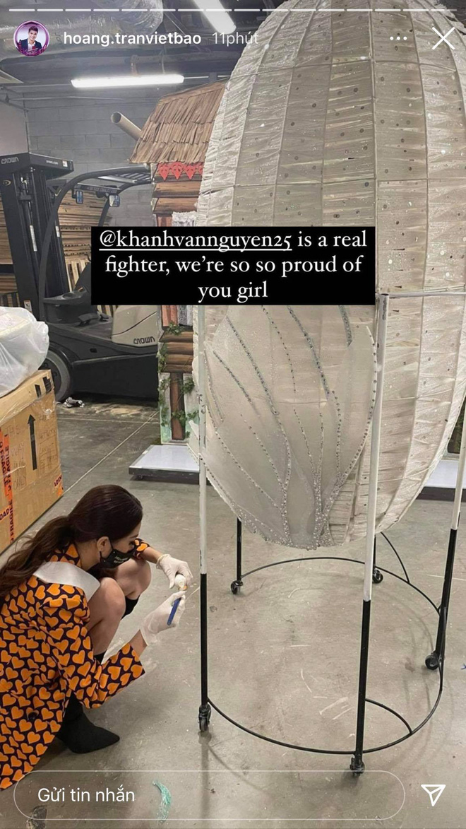 Đêm thi quốc phục Miss Universe: Khánh Vân một mình cặm cụi trong hậu trường, dàn đối thủ mạnh bắt đầu tung hết 100% sức lực-6