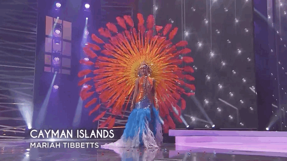 Đêm thi quốc phục Miss Universe: Khánh Vân một mình cặm cụi trong hậu trường, dàn đối thủ mạnh bắt đầu tung hết 100% sức lực-2