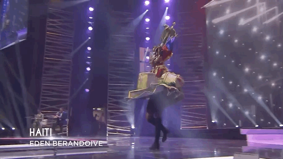 Đêm thi quốc phục Miss Universe: Khánh Vân một mình cặm cụi trong hậu trường, dàn đối thủ mạnh bắt đầu tung hết 100% sức lực-5