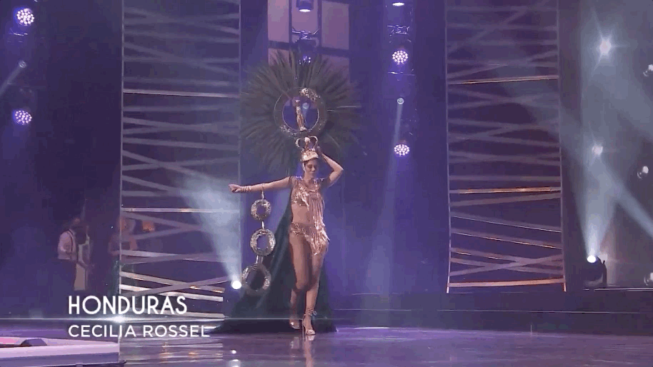 Đêm thi quốc phục Miss Universe: Khánh Vân một mình cặm cụi trong hậu trường, dàn đối thủ mạnh bắt đầu tung hết 100% sức lực-4