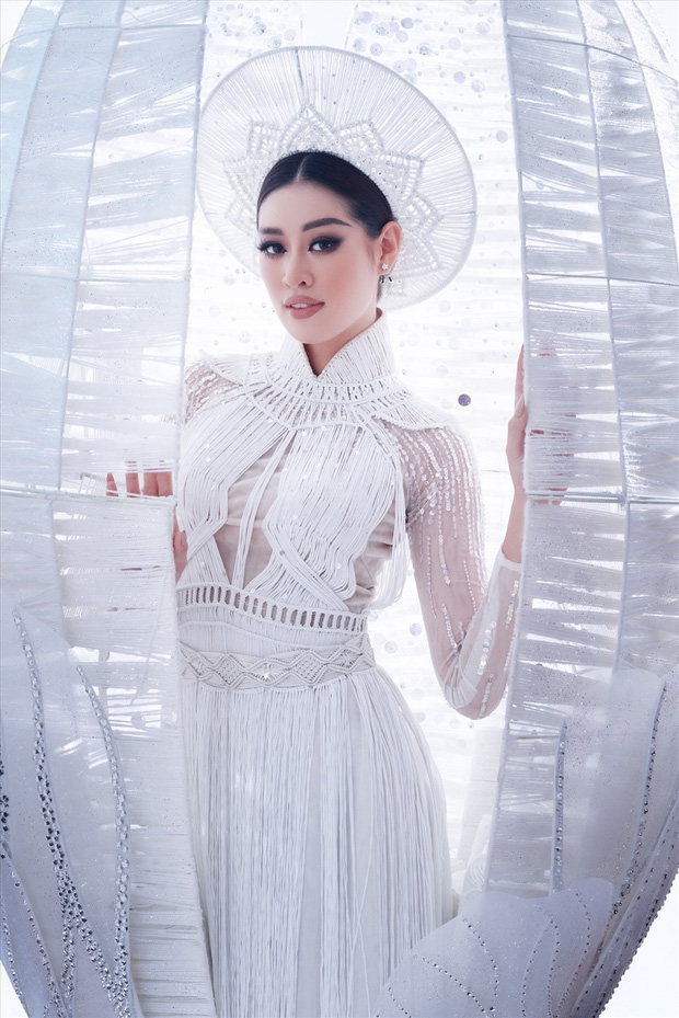 Đêm thi quốc phục Miss Universe: Khánh Vân một mình cặm cụi trong hậu trường, dàn đối thủ mạnh bắt đầu tung hết 100% sức lực-7