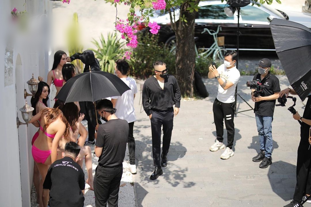 Vũ Khắc Tiệp khoe ảnh bên dàn chân dài nội y, dân tình bức xúc vì không ai đeo khẩu trang-5