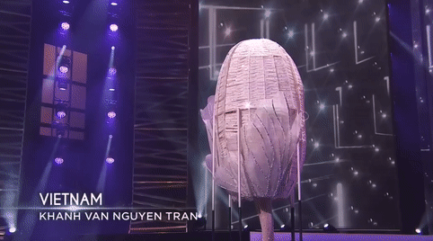 Khánh Vân bất ngờ gặp sự cố khi đang trình diễn Quốc phục ở với Miss Universe, pha xử lý đỉnh cao khiến ai cũng nức nở tự hào-1