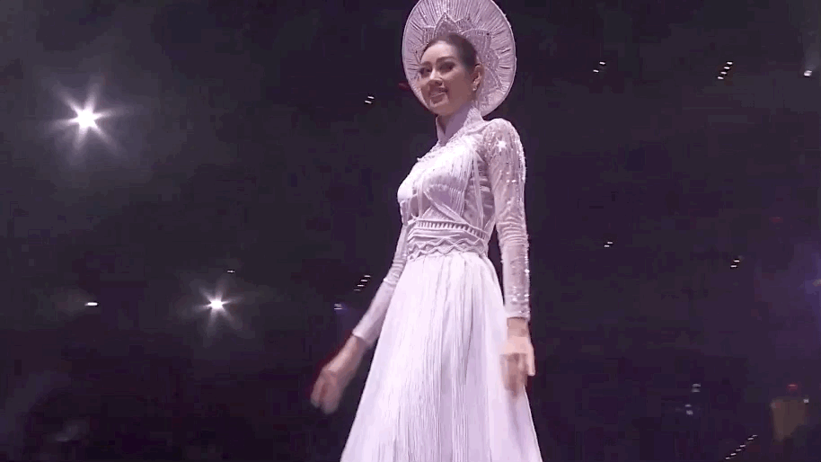 Khánh Vân bất ngờ gặp sự cố khi đang trình diễn Quốc phục ở với Miss Universe, pha xử lý đỉnh cao khiến ai cũng nức nở tự hào-2