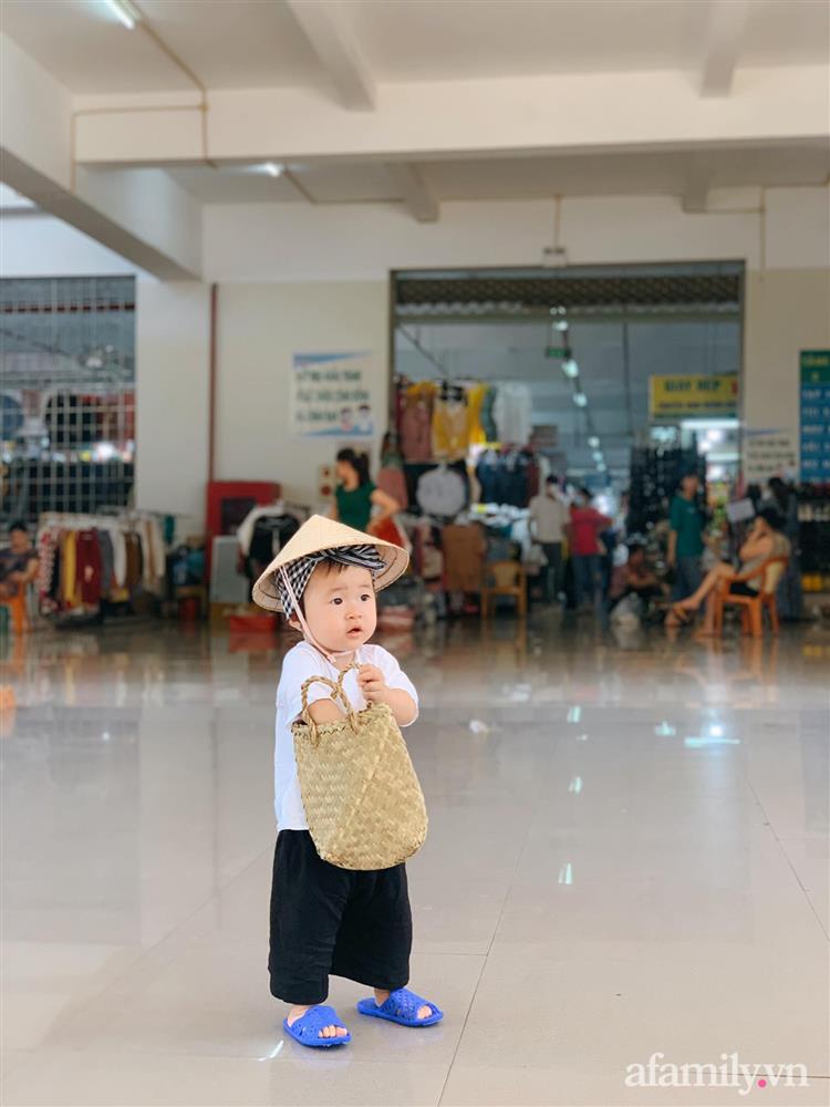 Bộ ảnh chị Bảy đi chợ của bé gái 1 tuổi khiến dân tình cười mệt, mặt biểu cảm mặn như bể muối trông cưng gì đâu-1
