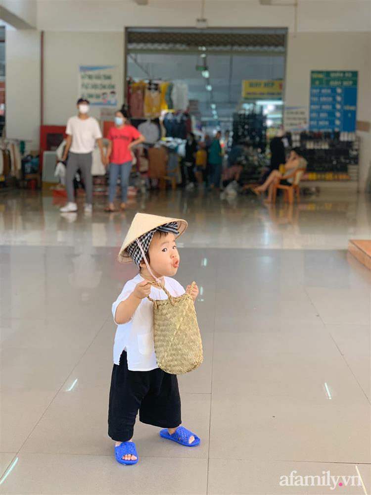 Bộ ảnh chị Bảy đi chợ của bé gái 1 tuổi khiến dân tình cười mệt, mặt biểu cảm mặn như bể muối trông cưng gì đâu-2