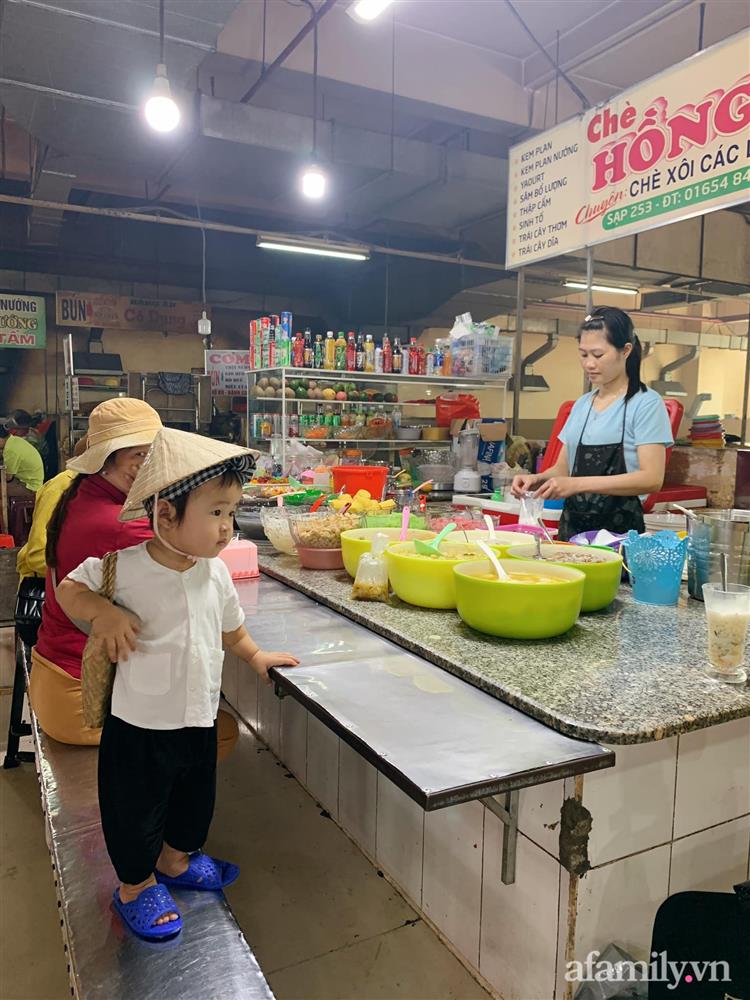 Bộ ảnh chị Bảy đi chợ của bé gái 1 tuổi khiến dân tình cười mệt, mặt biểu cảm mặn như bể muối trông cưng gì đâu-3