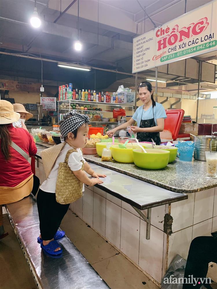 Bộ ảnh chị Bảy đi chợ của bé gái 1 tuổi khiến dân tình cười mệt, mặt biểu cảm mặn như bể muối trông cưng gì đâu-4