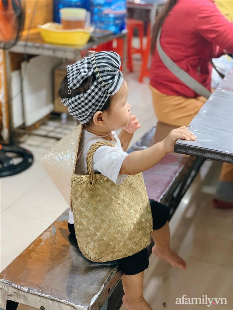 Bộ ảnh chị Bảy đi chợ của bé gái 1 tuổi khiến dân tình cười mệt, mặt biểu cảm mặn như bể muối trông cưng gì đâu-6