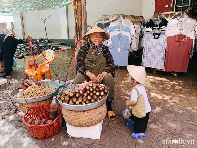 Bộ ảnh chị Bảy đi chợ của bé gái 1 tuổi khiến dân tình cười mệt, mặt biểu cảm mặn như bể muối trông cưng gì đâu-8