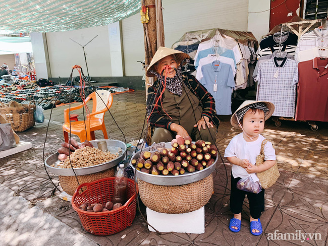 Bộ ảnh chị Bảy đi chợ của bé gái 1 tuổi khiến dân tình cười mệt, mặt biểu cảm mặn như bể muối trông cưng gì đâu-9
