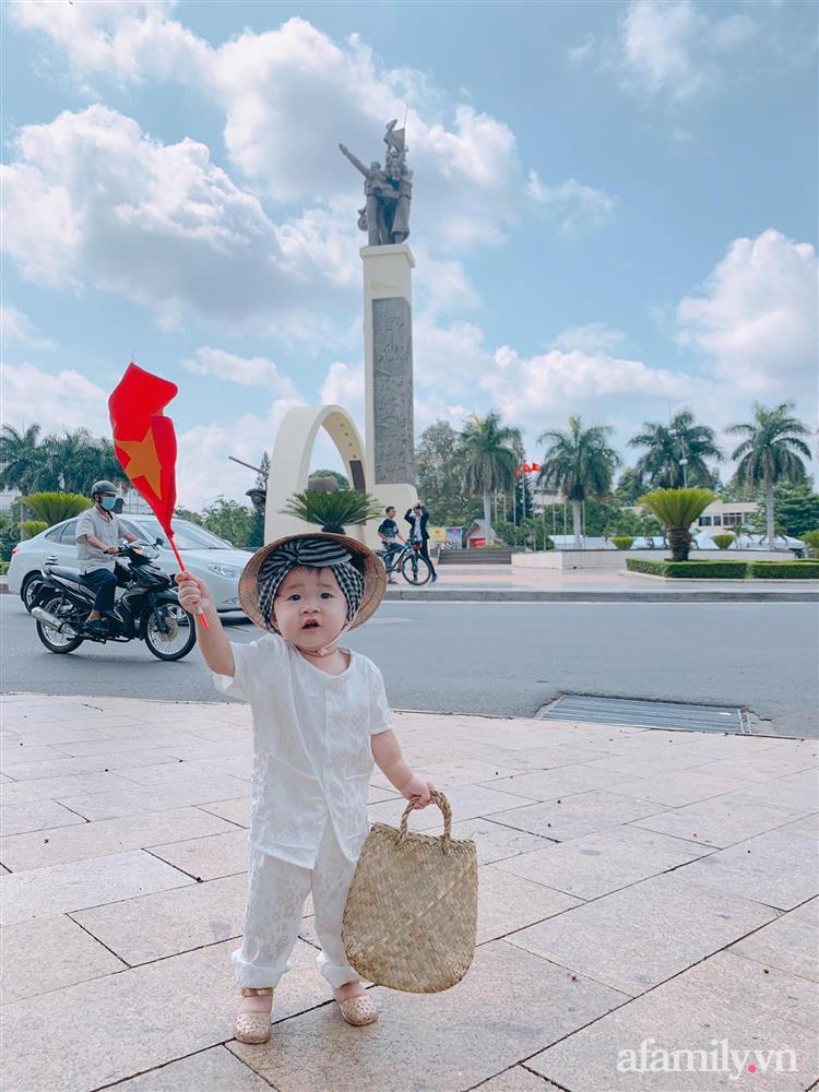 Bộ ảnh chị Bảy đi chợ của bé gái 1 tuổi khiến dân tình cười mệt, mặt biểu cảm mặn như bể muối trông cưng gì đâu-10