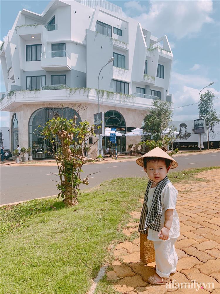 Bộ ảnh chị Bảy đi chợ của bé gái 1 tuổi khiến dân tình cười mệt, mặt biểu cảm mặn như bể muối trông cưng gì đâu-11