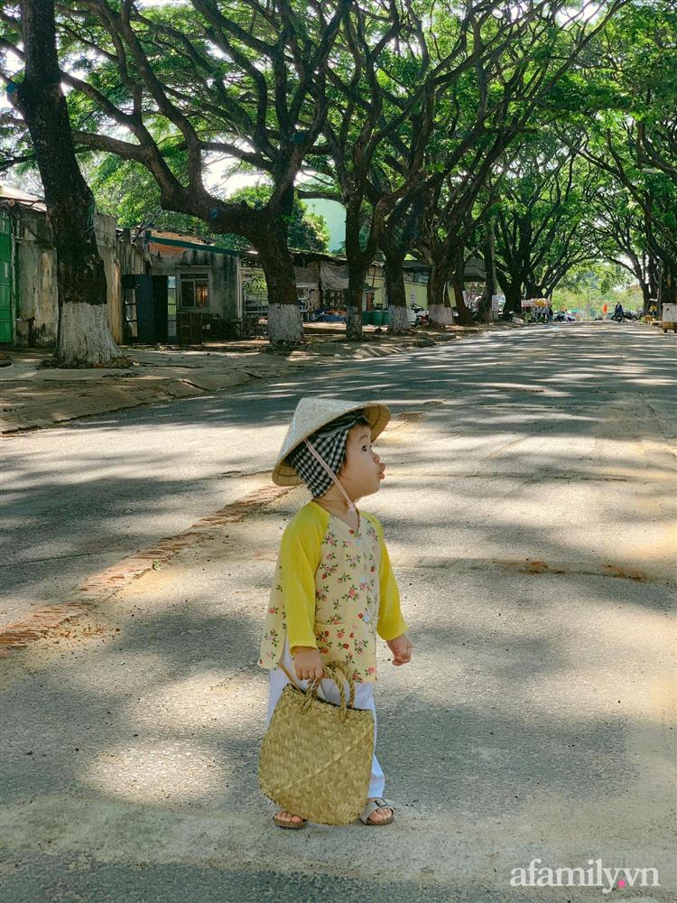 Bộ ảnh chị Bảy đi chợ của bé gái 1 tuổi khiến dân tình cười mệt, mặt biểu cảm mặn như bể muối trông cưng gì đâu-13