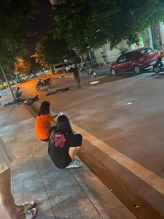 Kinh hoảng khoảnh khắc xe máy kẹp 3 cô gái tự đâm vào cột điện, 2 người chết tại chỗ, 1 người nguy kịch-1