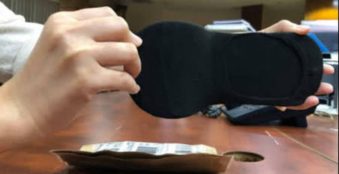 Đặt mua giày online, khách tá hỏa vì nhận được đôi vớ-2