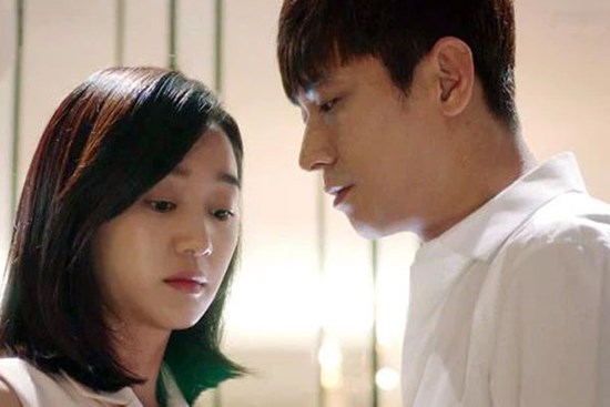 Bước chân lên cầu thang khu tập thể nhà bạn trai, một người đàn ông đã ôm chặt tôi từ phía sau, diễn biến tiếp đó thật quá sức tưởng tượng