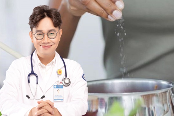 Cười sặc sụa với tai nạn của ông bố trẻ khi cho con ăn, làm bố vui phết nhưng lắm lúc muốn rối loạn tiền đình-1