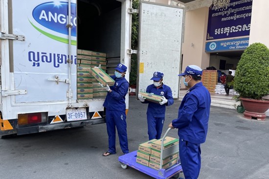 Nhà máy Angkormilk của Vinamilk hỗ trợ 1000 thùng sữa cho người dân  ‘vùng đỏ’ Campuchia
