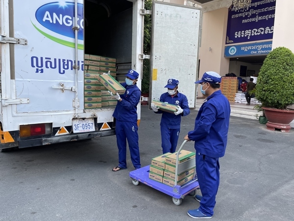 Nhà máy Angkormilk của Vinamilk hỗ trợ 1000 thùng sữa cho người dân  ‘vùng đỏ’ Campuchia-2
