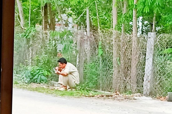 Lời xin xỏ của tài xế xe bồn và hình ảnh anh nép bên vệ đường khiến ai cũng thương cảm