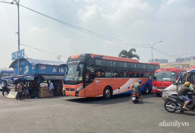 KHẨN: TP.HCM yêu cầu xe khách, taxi không dừng và đón trả khách tại vùng có dịch từ 0h ngày 15/5-2