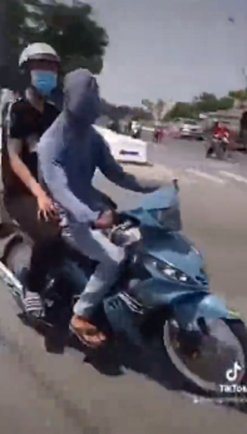 Kinh hoàng clip nam thanh niên trùm kín đầu chạy xe máy lạng lách đánh võng trên đường phố Đà Nẵng-1