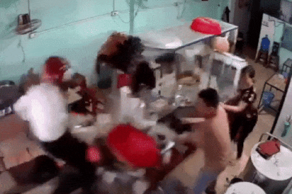 Đang tay dao tay thớt chuẩn bị mở hàng, vợ chồng chủ quán ăn 