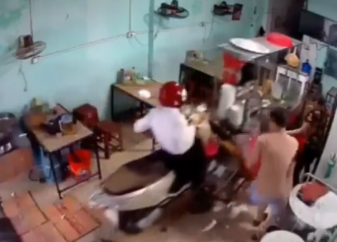 Đang tay dao tay thớt chuẩn bị mở hàng, vợ chồng chủ quán ăn chết đứng như Từ Hải bởi vị khách không mời-1