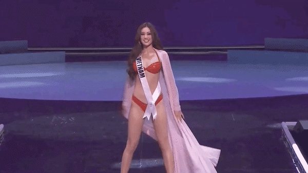Bán kết Miss Universe 2020: Khánh Vân trổ tài catwalk cực đỉnh trong váy dạ hội nổi bần bật chặt đẹp” đối thủ, loạt nàng hậu gặp sự cố!-13