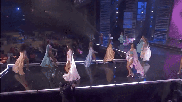 Bán kết Miss Universe 2020: Khánh Vân trổ tài catwalk cực đỉnh trong váy dạ hội nổi bần bật chặt đẹp” đối thủ, loạt nàng hậu gặp sự cố!-14