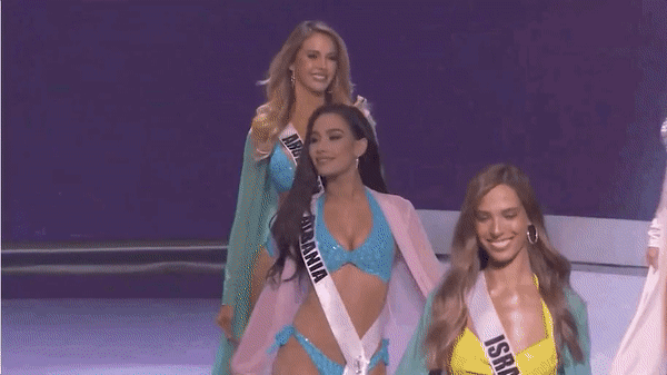 Bán kết Miss Universe 2020: Khánh Vân trổ tài catwalk cực đỉnh trong váy dạ hội nổi bần bật chặt đẹp” đối thủ, loạt nàng hậu gặp sự cố!-15